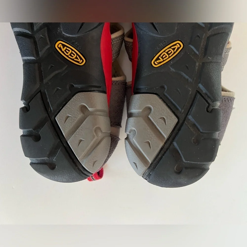 Keen Seacamp II CNX Gray and Red Youth Sandals, Big Boy Size 5